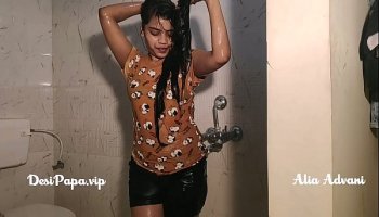 desi top model indiana alia advani dal punjab facendo la doccia