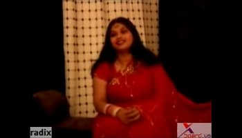 paffuta e grassa zia indiana in sari rosso